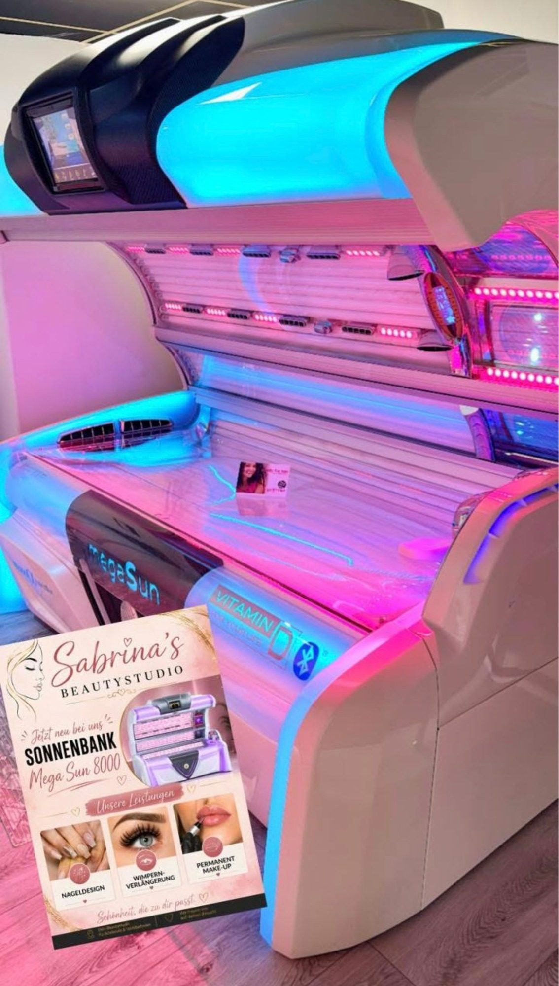 MegaSun 8000 Modern Sonnenbank mit pinken und blauen Lichtern, daneben eine Informationsbroschüre.